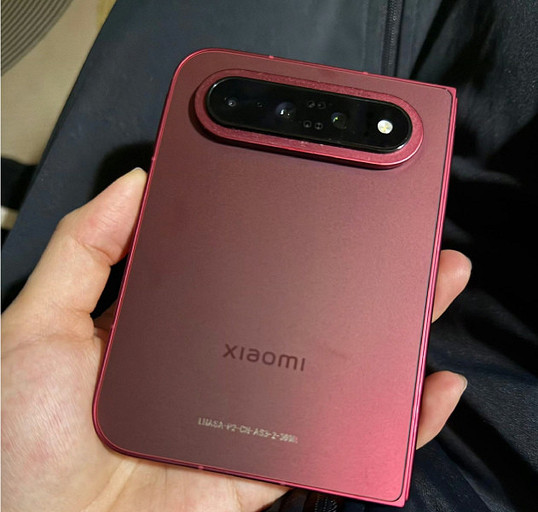 Xiaomi 18 Fold показали вживую на фотографиях. Складной смартфон получит новый широкий формат
