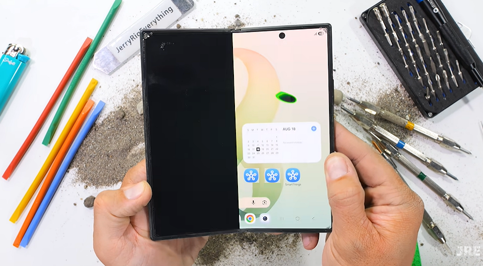 Galaxy Z Fold 8 Ultra не выдержал тест на прочность. Флагман за $2099 сломался при изгибе
